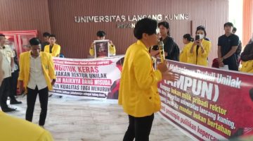 Aliansi Mahasiswa Peduli Unilak (AMPUN) Geruduk Gedung Rektorat Universitas Lancang Kuning