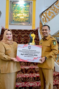 Wabup Bengkalis Serahkan Penghargaan Nasional kepada Bupati di Wisma Sri 