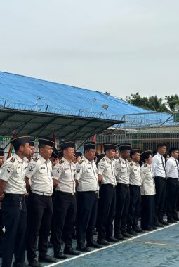 Pimpin Apel Pagi Perdana, Kasubbag TU Lapas Pekanbaru Tekankan Profesionalisme Dalam Bekerja