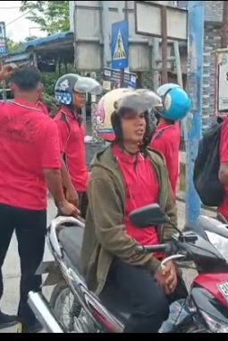 Dalam rangka memperingati Hari Buruh Internasional (May Day), personel Polres Binjai melaksanakan kegiatan pelayanan dan pengamanan terhadap massa