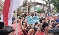 Puluhan mahasiswa asal Nusa Tenggara Timur (NTT) yang menempuh pendidikan di Universitas Bunda Thamrin menggelar aksi damai di depan kampus pada Kamis (7/5/2026). Aksi tersebut dilakukan sebagai bentuk perjuangan atas hak pendidikan mereka yang dinilai sedang berada dalam ketidakpastian.