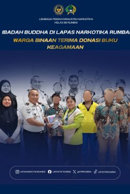 Ibadah Buddha di Lapas Narkotika Rumbai, Warga Binaan Terima Donasi Buku Keagamaan