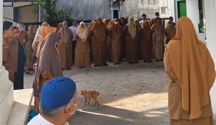 Apel rutin staf medis dan administrasi di Puskesmas Umban Sari, Pekanbaru untuk peningkatan pelayanan kesehatan masyarakat.
