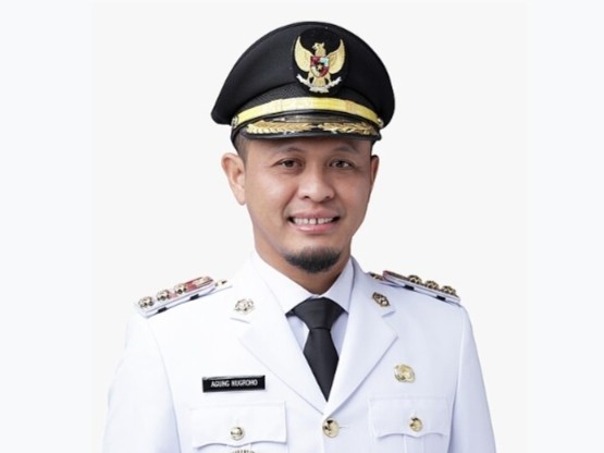 Foto resmi Wali Kota Pekanbaru, Agung Nugroho, mengenakan seragam dinas putih lengkap dengan topi