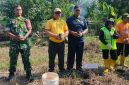 Foto: Gotong royong warga, aparat Polri, dan TNI dalam program Green Policing di Perumahan Bumi Rumbai Permai, Pekanbaru.