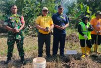 Foto: Gotong royong warga, aparat Polri, dan TNI dalam program Green Policing di Perumahan Bumi Rumbai Permai, Pekanbaru.