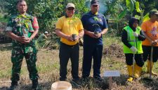 Foto: Gotong royong warga, aparat Polri, dan TNI dalam program Green Policing di Perumahan Bumi Rumbai Permai, Pekanbaru.