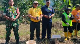Foto: Gotong royong warga, aparat Polri, dan TNI dalam program Green Policing di Perumahan Bumi Rumbai Permai, Pekanbaru.