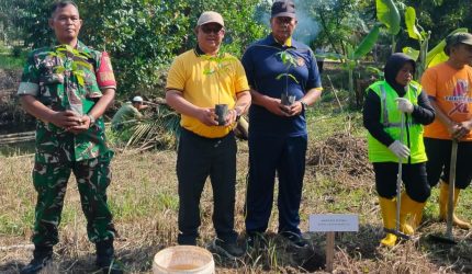 Gotong royong warga, aparat Polri, dan TNI dalam program Green Policing di Perumahan Bumi Rumbai Permai, Pekanbaru.