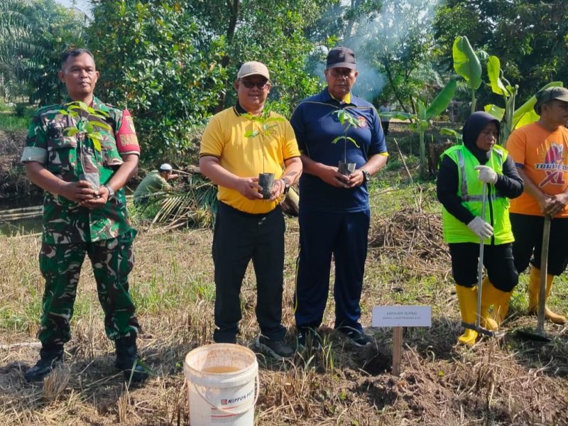 Foto: Gotong royong warga, aparat Polri, dan TNI dalam program Green Policing di Perumahan Bumi Rumbai Permai, Pekanbaru.