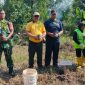 Foto: Gotong royong warga, aparat Polri, dan TNI dalam program Green Policing di Perumahan Bumi Rumbai Permai, Pekanbaru.
