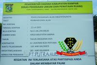 Foto : Salah satu papan proyek pembangunan jalan di Kabupaten Kampar.