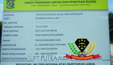 Foto : Salah satu papan proyek pembangunan jalan di Kabupaten Kampar.