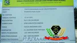 Foto : Salah satu papan proyek pembangunan jalan di Kabupaten Kampar.