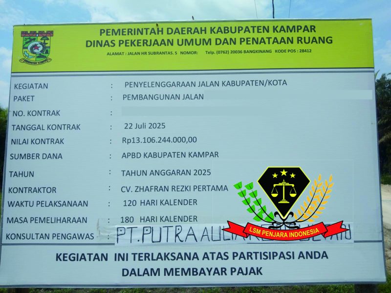 Foto : Salah satu papan proyek pembangunan jalan di Kabupaten Kampar.