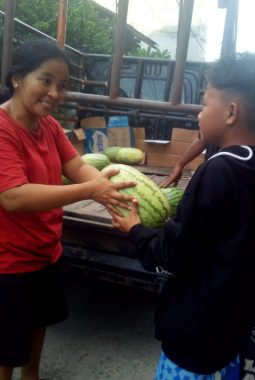Daripada Diamankan Satpol PP, Jumida Pilih Bagikan 3 Ton Semangka ke Warga