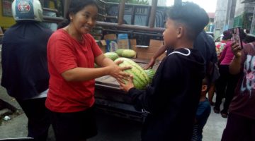 Daripada Diamankan Satpol PP, Jumida Pilih Bagikan 3 Ton Semangka ke Warga
