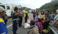 Sigap, Personel Sat PJR Ditlantas Polda Riau dan Tim Lalin HK Berjibaku Selamatkan Korban Kecelakaan di Tol Pekanbaru–Dumai
