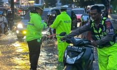 Hujan Deras Rendam Pekanbaru, Dirlantas Polda Riau Pimpin Langsung Urai Kemacetan dan Bantu Pengendara