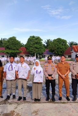 Kapolsek Salapian Jadi Pembina Upacara di SMA Negeri 1 Salapian, Tekankan Disiplin dan Bahaya Narkoba