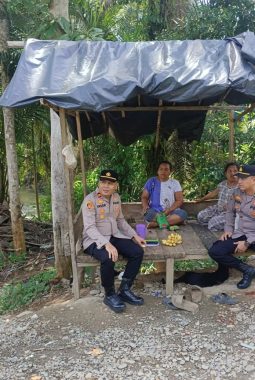Polri Hadir di Tengah Masyarakat, Kapolsek Padang Tualang Patroli Jembatan Darurat Bukit Lawang Tangkahan