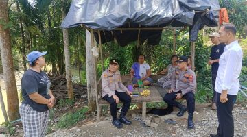 Polri Hadir di Tengah Masyarakat, Kapolsek Padang Tualang Patroli Jembatan Darurat Bukit Lawang Tangkahan