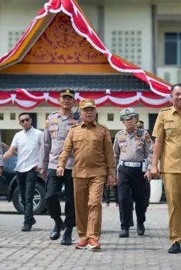Bupati Kepulauan Meranti AKBP (Purn) H. Asmar menyambut kedatangan Tim Komisi Kepolisian Nasional (Kompolnas) di Halaman Kantor Bupati, Selatpanjang, Selasa (18/8/2026).