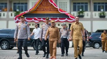 Bupati Kepulauan Meranti AKBP (Purn) H. Asmar menyambut kedatangan Tim Komisi Kepolisian Nasional (Kompolnas) di Halaman Kantor Bupati, Selatpanjang, Selasa (18/8/2026).