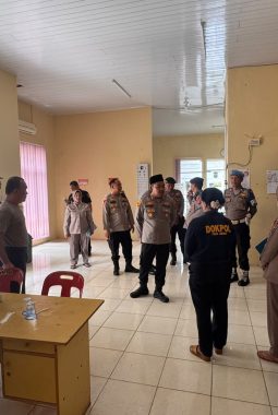 Kapolres Langkat Kunjungi Klinik Polres, Berikan Dukungan Moril kepada Anggota dengan Penyakit Menahun