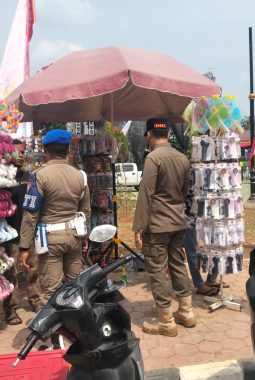 Tegas Tapi Humanis: Kasatpol PP Kuansing Tertibkan Pedagang di Zona Merah “Ucapan Pedagang Kapan Berjualan Bebas”