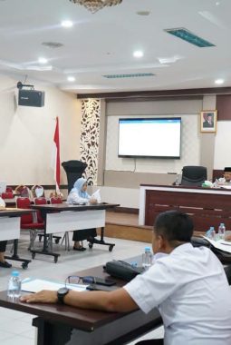 Sekda Sudandri Pimpin Evaluasi Ranperda Pertanggung Jawaban APBD 2025 di BPKAD Riau