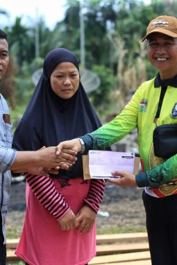 Sekda Meranti Serahkan Bantuan untuk Guru Korban Kebakaran di Rangsang