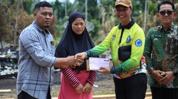 Sekda Meranti Serahkan Bantuan untuk Guru Korban Kebakaran di Rangsang