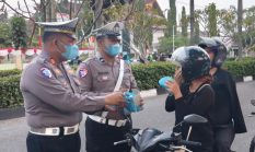 Polantas Karib Bagikan Masker kepada Pengendara & Pengguna Jalan