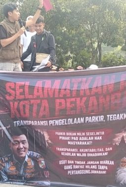 ALIANSI PEMUDA DAN MASYARAKAT RIAU GELAR AKSI DAMAI DI KEJATI RIAU: DESAK EVALUASI HUKUM PENGELOLAAN PARKIR KOTA PEKANBARU UNTUK CEGAH PENYALAHGUNAAN WEWENANG