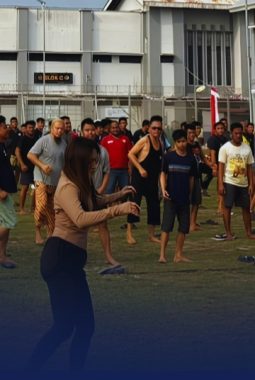 Lembaga Pemasyarakatan Narkotika Kelas IIB Rumbai kembali melaksanakan kegiatan pembinaan jasmani melalui senam pagi rutin yang diikuti oleh Warga Binaan Pemasyarakatan (WBP) di lapangan utama. 