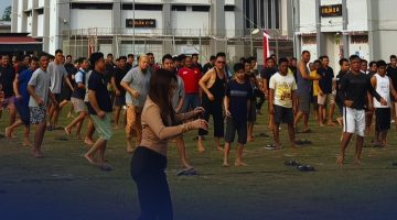 Lembaga Pemasyarakatan Narkotika Kelas IIB Rumbai kembali melaksanakan kegiatan pembinaan jasmani melalui senam pagi rutin yang diikuti oleh Warga Binaan Pemasyarakatan (WBP) di lapangan utama. 