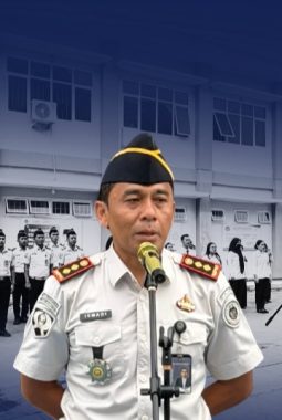Awali pekan dengan kedisiplinan, Kepala Lapas Narkotika Kelas IIB Rumbai memimpin pelaksanaan apel pagi senin rutin. Kegiatan ini menjadi langkah awal yang penting bagi seluruh jajaran pegawai dalam memulai minggu kerja yang baru dengan kesiapan mental yang matang.