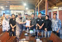 Ketua DPD GWI Riau Bomen didampingi Sekretaris Relas menyerahkan SK kepengurusan DPC GWI Kota Pekanbaru kepada Ketua DPC GWI Kota Pekanbaru Kend Zai, Kamis (20/8/2026). (Foto : RI-1)