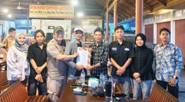 Ketua DPD GWI Riau Bomen didampingi Sekretaris Relas menyerahkan SK kepengurusan DPC GWI Kota Pekanbaru kepada Ketua DPC GWI Kota Pekanbaru Kend Zai, Kamis (20/8/2026). (Foto : RI-1)