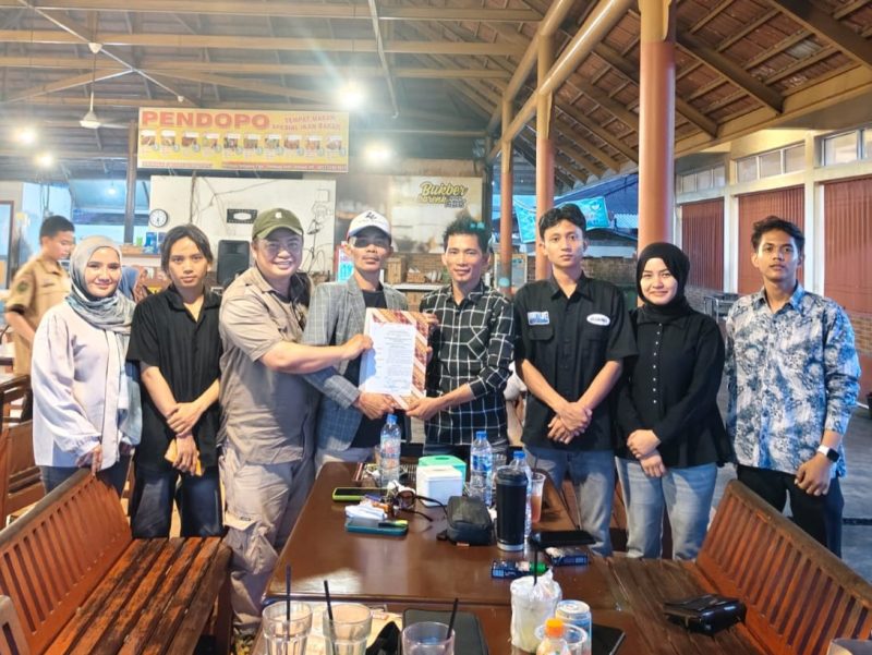 Ketua DPD GWI Riau Bomen didampingi Sekretaris Relas menyerahkan SK kepengurusan DPC GWI Kota Pekanbaru kepada Ketua DPC GWI Kota Pekanbaru Kend Zai, Kamis (20/8/2026). (Foto : RI-1)