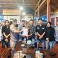 Ketua DPD GWI Riau Bomen didampingi Sekretaris Relas menyerahkan SK kepengurusan DPC GWI Kota Pekanbaru kepada Ketua DPC GWI Kota Pekanbaru Kend Zai, Kamis (20/8/2026). (Foto : RI-1)
