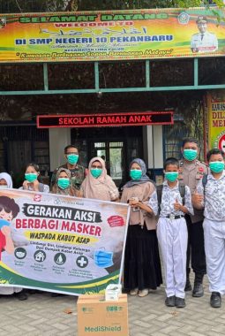 Tanggap Darurat Karhutla, PT Arara Abadi Bagikan Masker untuk Siswa SD-SMP di Pekanbaru