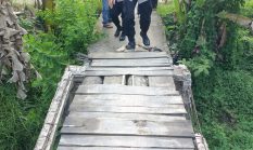 Dengar Keluhan Warga, Kapolsek Hinai Tinjau Jembatan Rusak di Batu Melenggang