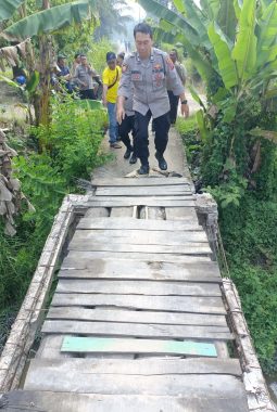 Dengar Keluhan Warga, Kapolsek Hinai Tinjau Jembatan Rusak di Batu Melenggang