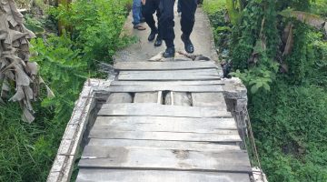 Dengar Keluhan Warga, Kapolsek Hinai Tinjau Jembatan Rusak di Batu Melenggang