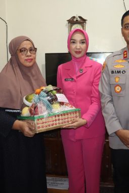Kapolres Binjai Anjangsana dan Berikan Tali Asih kepada Personel yang Sakit Menahun