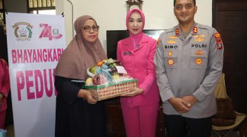 Kapolres Binjai Anjangsana dan Berikan Tali Asih kepada Personel yang Sakit Menahun