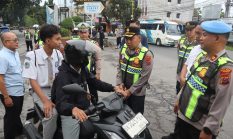 Kapolres Langkat beri bingkisan untuk pegendara yang tertib berlalu lintas
