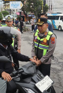 Kapolres Langkat beri bingkisan untuk pegendara yang tertib berlalu lintas